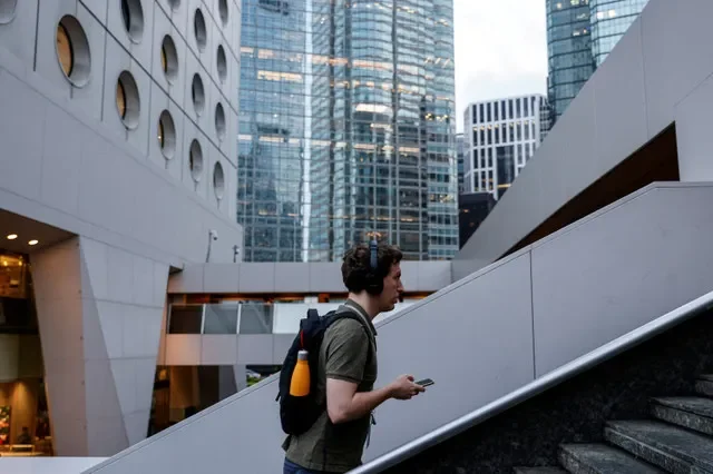 資料照片:2023年10月3日,在中國香港中環金融區,一名男子走過人行天橋。路透社/蕭偉成/資料照片