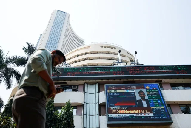 2025年3月11日,印度孟買,一名男子走過孟買證券交易所(BSE)大樓。REUTERS/Francis Mascarenhas