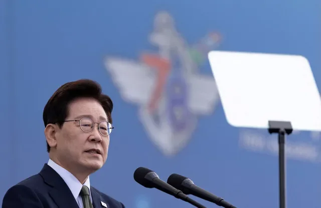 FOTO DE ARQUIVO: O presidente da Coreia do Sul, Lee Jae-myung, discursa durante o 78º Dia das Forças Armadas em uma base militar na cidade de Gyeryong, Coreia do Sul, em 1 de outubro de 2026.