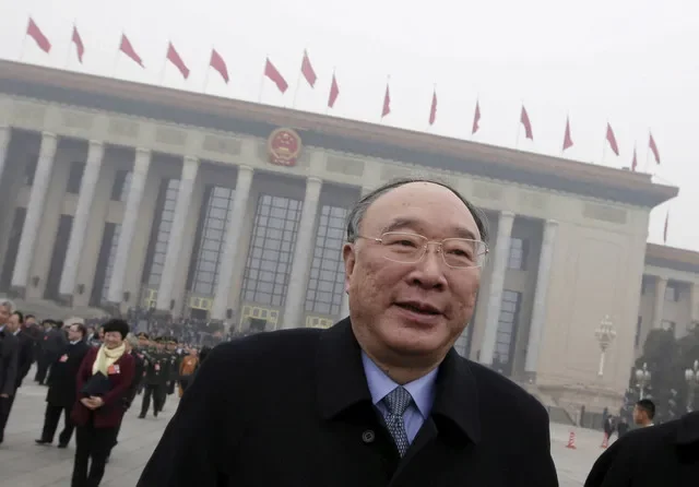 FOTO DE ARCHIVO: El alcalde de Chongqing, Huang Qifan, abandona el Gran Palacio del Pueblo tras una sesión plenaria del Congreso Nacional del Pueblo, el parlamento de China, en Pekín, China, el 4 de marzo de 2016. REUTERS/Jason Lee/Foto de archivo