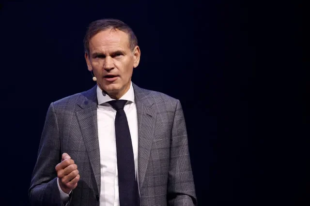 أوليفر بلوم، الرئيس التنفيذي لمجموعة Volkswagen Group، يتحدث خلال قمة باريس للسيارات كجزء من معرض باريس للسيارات 2026 في باريس، فرنسا، 13 أكتوبر 2026. REUTERS/بينوا تيسييه