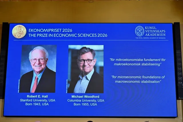 Se muestran imágenes de Robert E. Hall y Michael Woodford al anunciarse como los laureados del Premio de Ciencias Económicas del Banco de Suecia en Memoria de Alfred Nobel de 2026 en la Real Academia Sueca de Ciencias en Estocolmo, Suecia, el 12 de octubre de 2026.