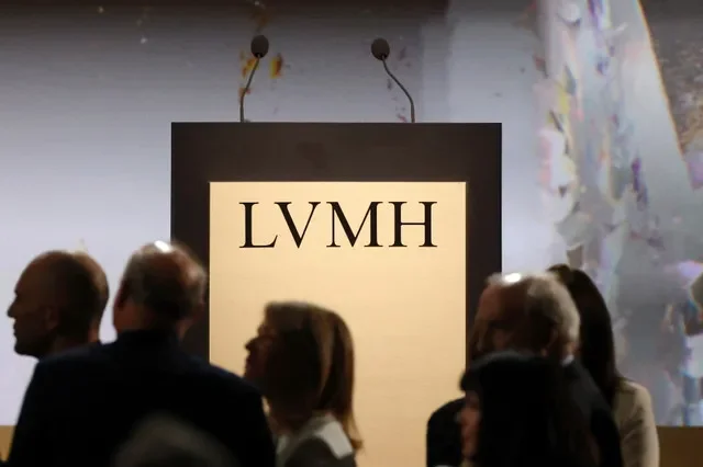 2026年4月23日,法國巴黎,LVMH Moet Hennessy Louis Vuitton年度股東大會召開前辦公桌上的LVMH標誌。路透社/斯蒂芬妮·勒科克