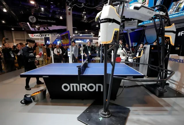 2020年1月8日,在美國內華達州拉斯維加斯舉行的2020年消費電子展(CES)上,一名示範者在Omron展位與配備AI的第六代乒乓球教練機械人Forpheus對打。路透社/史提夫·馬庫斯/檔案圖片