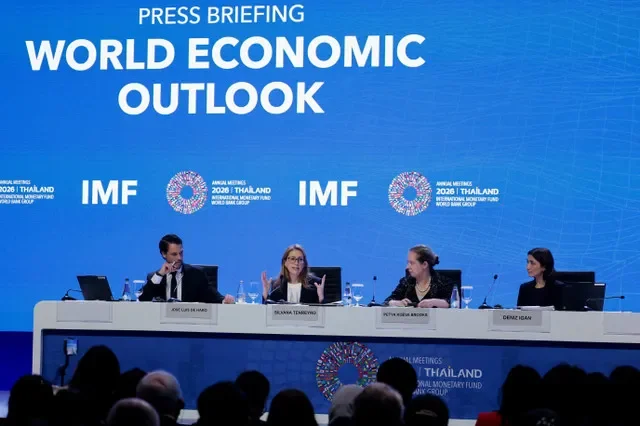 A diretora do Departamento de Pesquisa do FMI Silvana Tenreyro, a vice-diretora do Departamento de Pesquisa do FMI Petya Koeva-Brooks, a chefe de divisão do Departamento de Pesquisa do FMI Deniz Igan e o oficial de comunicações do FMI José Luis de Haro participam de uma coletiva de imprensa durante as Reuniões Anuais do FMI e do Banco Mundial de 2026 no Centro Nacional de Convenções Rainha Sirikit em Bangcoc, Tailândia