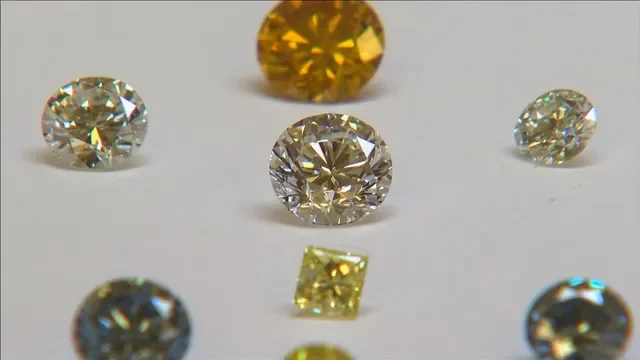 Una imagen fija de video muestra diamantes sintéticos de colores en exhibición en el Instituto Internacional de Clasificación e Investigación del Diamante de De Beers en Maidenhead el 15 de agosto de 2016.