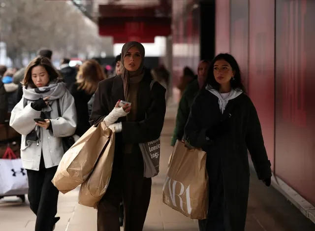 Compradores caminham pela Oxford Street em Londres, Grã-Bretanha, em 26 de dezembro de 2025. REUTERS/Isabel Infantes/Foto de arquivo