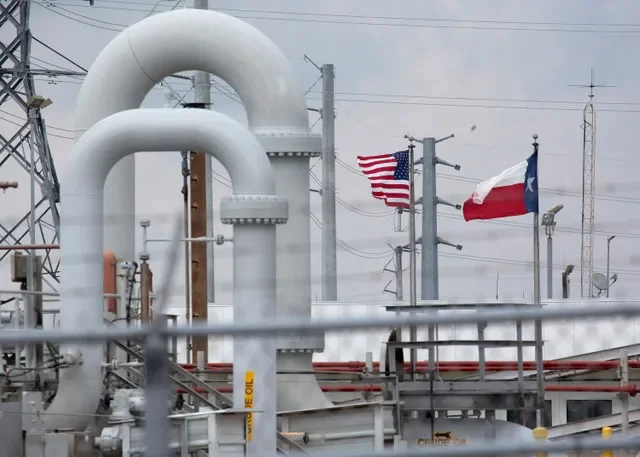 FOTO DE ARQUIVO: Um labirinto de tubos e equipamentos de petróleo bruto é visto com as bandeiras dos Estados Unidos e do Texas ao fundo em Freeport, Texas, EUA, em 9 de junho de 2016. REUTERS/Richard Carson/Foto de Arquivo