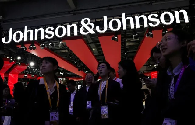 ภาพแฟ้ม: ผู้คนรวมตัวกันข้างโลโก้ของ Johnson & Johnson ที่บูทของบริษัทในงานมหกรรมแสดงสินค้านำเข้านานาชาติจีน (CIIE) ครั้งที่ 8 ในเซี่ยงไฮ้ ประเทศจีน วันที่ 6 พฤศจิกายน 2025 REUTERS/Maxim Shemetov/ภาพแฟ้ม