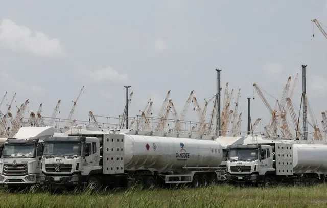 資料照片:2026年3月2日,奈及利亞拉哥斯伊貝朱萊基區Dangote Industries煉油廠與化肥廠裝卸區附近停放的油罐車。路透社/索迪克·阿德拉昆/資料照片