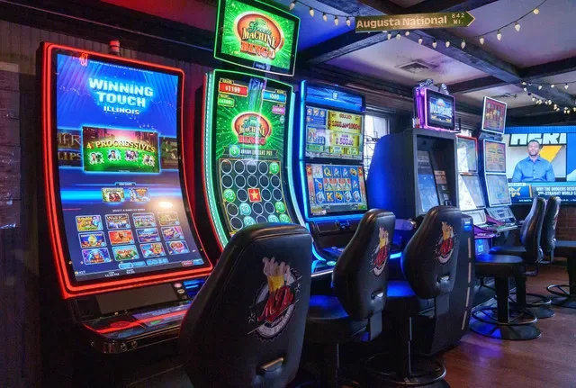 在皮奧里亞北大學街7719號的MD's Sports Bar and Grill,視訊博弈機沿牆排列。