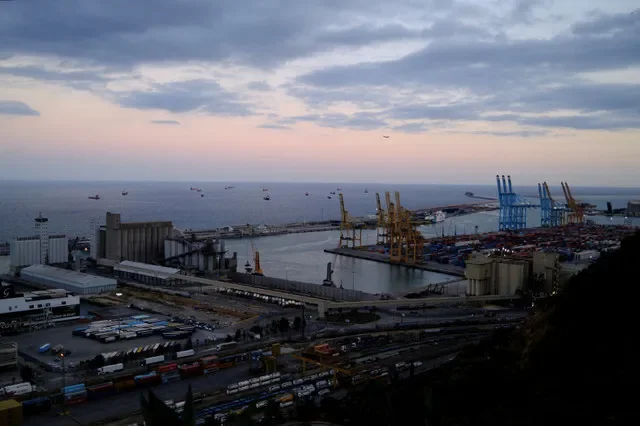 Navios de carga carregados com contêineres e outras embarcações fundeados na costa enquanto aguardam para entrar no porto de Barcelona, Espanha, em 12 de setembro de 2026. REUTERS/Nacho Doce