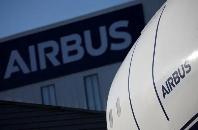 2023年11月7日,法國聖納澤爾,Airbus廠房外拍攝的Airbus標誌。路透社/斯特凡·馬埃