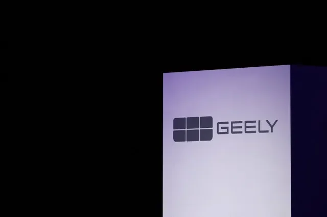 ภาพแฟ้ม: โลโก้ของ Geely ปรากฏระหว่างงานเปิดตัว Geely Auto France ในกรุงปารีส ประเทศฝรั่งเศส วันที่ 28 เมษายน 2026 รอยเตอร์/สเตฟานี เลอกอก/ภาพแฟ้ม