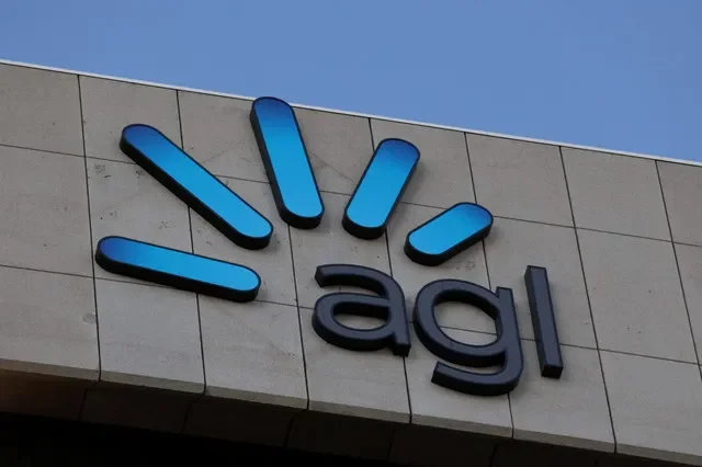 資料照片:2025年9月18日,澳洲阿得雷德,AGL Energy辦公室上方可見其企業標誌。REUTERS/荷莉·亞當斯/資料照片