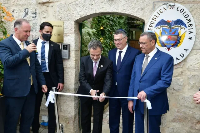 O ministro das Relações Exteriores da Colômbia, Omar Bula, corta uma fita enquanto o ministro das Relações Exteriores de Israel, Gideon Saar, observa durante a inauguração da embaixada da Colômbia em Jerusalém, em 14 de outubro de 2026. Rafi Ben Hakoon, Gabinete de Imprensa do Governo/distribuição via REUTERS