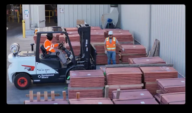 A nova operação de mineração Florence Copper utiliza métodos de recuperação in situ, que extraem cobre sem a necessidade de retirar o minério ou processá-lo em uma fundição. É uma das várias novas minas planejadas no Arizona em meio à disparada dos preços do cobre e à intensa demanda global.