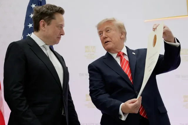 2026年10月8日、米ワシントンD.C.の全米平和研究所(トランプ政権によりドナルド・J・トランプ平和研究所に改称)で開催された「新たな黄金時代」サミットにて、ドナルド・トランプ米大統領からアメリカ国家科学賞を授与されるTeslaおよびSpaceXのCEOイーロン・マスク。REUTERS/エヴァン・ヴッチ