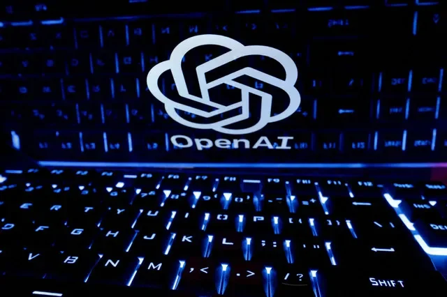 صورة أرشيفية: لوحة مفاتيح موضوعة أمام شعار OpenAI المعروض في هذا الرسم التوضيحي الملتقط في 21 فبراير 2023. رويترز/دادو روفيتش/رسم توضيحي/صورة أرشيفية