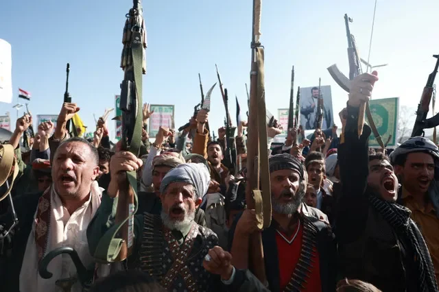 Những người ủng hộ Houthi tập hợp nhằm thể hiện sự ủng hộ đối với phong trào khi giao tranh gia tăng trên nhiều mặt trận ở Yemen, tại Sanaa, Yemen ngày 9 tháng 10 năm 2026. REUTERS/Mohammed al-Mahdi/Ảnh tư liệu