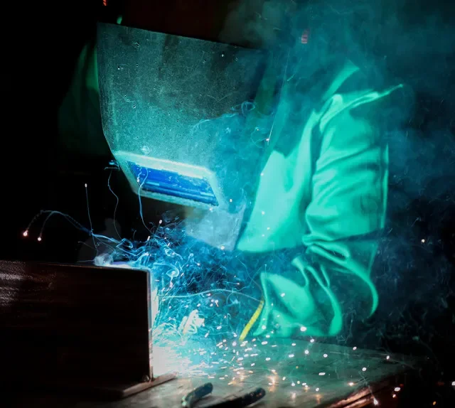 2025年8月26日星期二,在威斯康辛州綠灣的 Fincantieri ACE Marine,查克·尼克拉斯為美國聯邦參議員譚美·鮑德溫進行焊接示範。鮑德溫發表談話,支持保護與擴展美國造船業。托克·梅森/USA TODAY NETWORK-Wisconsin