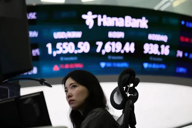 2026年6月8日,在南韓首爾一家銀行的交易室內,一名外匯交易員在電子螢幕前工作,螢幕上顯示著美元兌韓元匯率、南韓綜合股價指數(KOSPI)以及南韓創業板指數(KOSDAQ)。路透社/金洪智