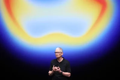 蘋果執行長提姆·庫克宣布，Apple Intelligence已獲得中國監管機構核准。包含翻譯與寫作工具的測試版本將於本月稍晚推出，該版本未包含Siri功能。