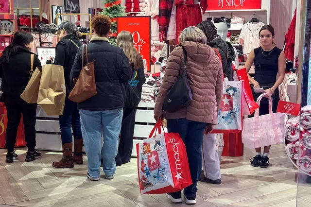 Compradores hacen fila para pagar en una tienda de Victoria's Secret durante las ventas del Black Friday, una jornada de compras posterior al Día de Acción de Gracias que atrae a multitudes en busca de ofertas, en el centro comercial Roosevelt Field en Garden City, Nueva York, Estados Unidos, el 28 de noviembre de 2025. REUTERS/Shannon Stapleton