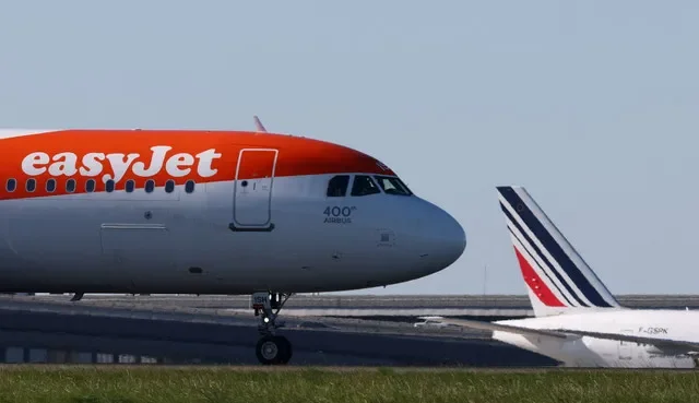 2026年4月30日,一架easyJet客機在法國巴黎近郊法蘭西地區魯瓦西的戴高樂機場滑行。REUTERS/岡薩洛·富恩特斯