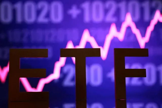 資料照片:在這張插圖中,3D列印的「ETF」字樣出現在上揚的股票走勢圖前。REUTERS/Dado Ruvic/插圖/資料照片