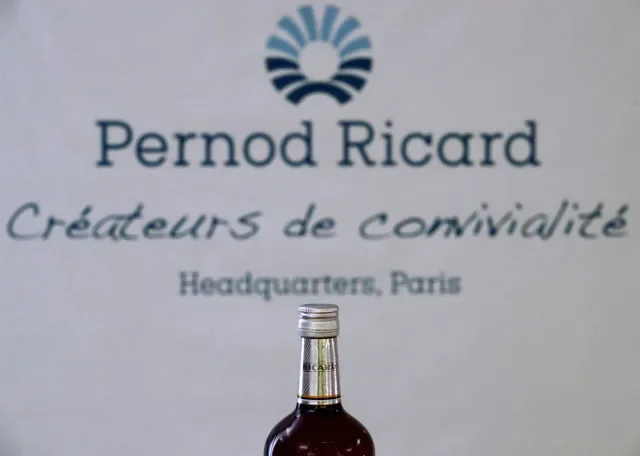 شعار على زجاجة مشروب Ricard بنكهة اليانسون معروضة خلال المؤتمر الصحفي لشركة Pernod Ricard الفرنسية لصناعة المشروبات للإعلان عن النتائج السنوية للشركة في باريس، فرنسا، 29 أغسطس 2018. رويترز/كريستيان هارتمان
