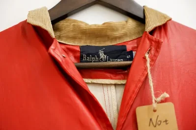 時尚品牌Ralph Lauren在其高階主管薪酬計畫中以AI指標取代了永續發展目標。此一轉變凸顯出零售商將領導層薪酬與技術導入相互掛鉤的日益增長趨勢。