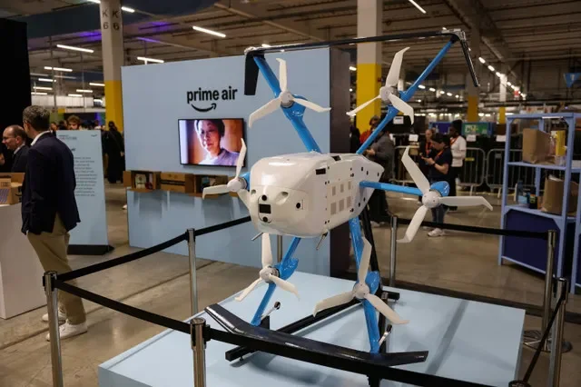 写真資料:2026年6月4日、英国ダートフォードにある Amazon の LCY3 フルフィルメントセンターで開催された「Delivering the Future EMEA 2026」イベントで展示された Amazon Prime Air のドローン模型。ロイター/トビー・シェパード/ファイル写真