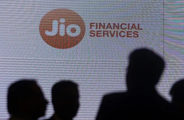 2023年8月21日,印度孟買,人們站在Jio Financial Services的標誌旁。REUTERS/弗朗西斯·馬斯卡雷尼亞斯