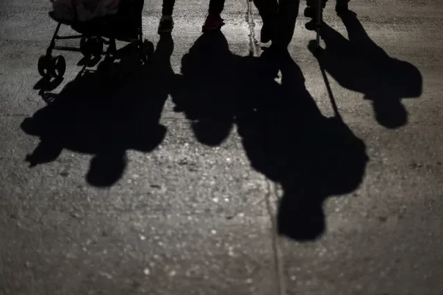 2022年7月7日,當地居民走在智利聖地牙哥的步行街上。REUTERS/伊萬·阿爾瓦拉多