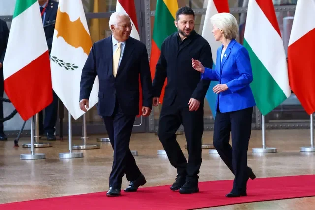 Chủ tịch Hội đồng Châu Âu António Costa, Tổng thống Ukraine Volodymyr Zelenskiy và Chủ tịch Ủy ban Châu Âu Ursula von der Leyen đến dự hội nghị thượng đỉnh các nhà lãnh đạo Liên minh Châu Âu tại Brussels, Bỉ vào ngày 16 tháng 10 năm 2026. REUTERS/Yves Herman