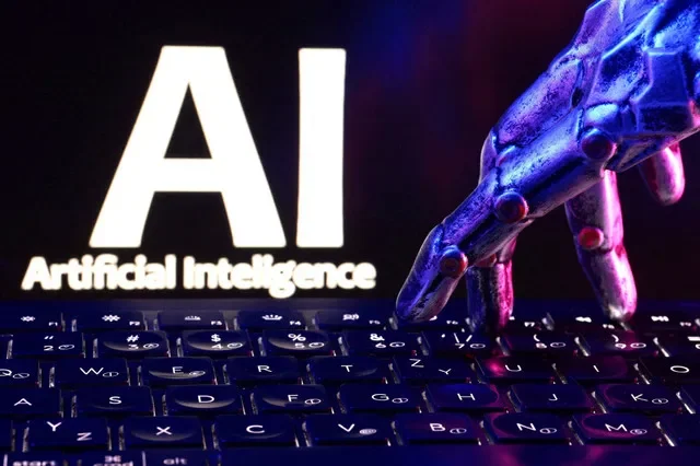 資料照片:2026年9月23日拍攝的插圖中出現的「AI Artificial Intelligence」字樣、鍵盤和機械人手。REUTERS/達多·魯維奇/插圖/資料照片