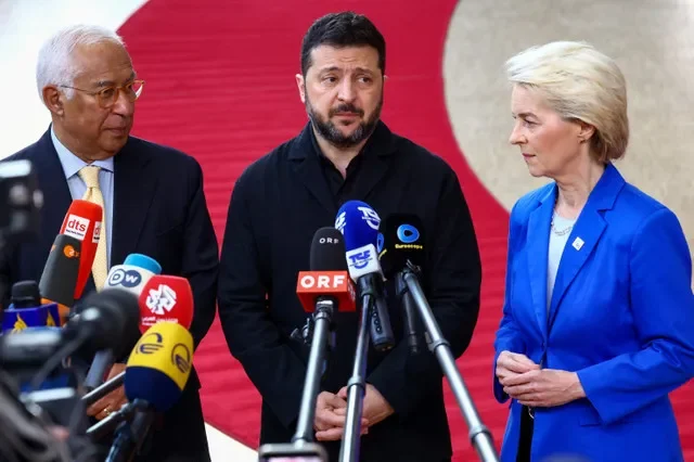 Chủ tịch Hội đồng Châu Âu António Costa, Tổng thống Ukraine Volodymyr Zelenskiy và Chủ tịch Ủy ban Châu Âu Ursula von der Leyen phát biểu trước giới truyền thông khi đến dự hội nghị thượng đỉnh các nhà lãnh đạo Liên minh Châu Âu tại Brussels, Bỉ vào ngày 16 tháng 10 năm 2026. REUTERS/Yves Herman