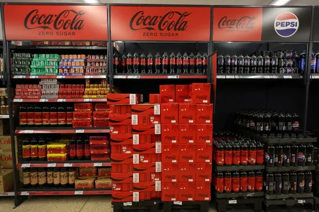 ẢNH TƯ LIỆU: Các sản phẩm đồ uống của Coca-Cola được bày bán bên trong một siêu thị Sainsbury's ở Cobham, Anh, ngày 2 tháng 10 năm 2024. REUTERS/Mina Kim/Ảnh tư liệu