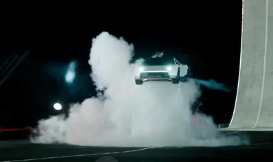 Tesla發表了備受期待的全新改款Roadster純電跑車，搭載SpaceX推進器並以2028年量產為目標。這款全新旗艦光環車型旨在展示該車廠的先進工程技術實力。
