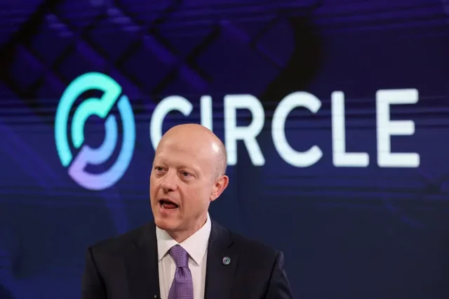 เจเรมี อัลแลร์ ประธานเจ้าหน้าที่บริหารและผู้ร่วมก่อตั้ง Circle Internet Group ผู้ให้บริการออกหนึ่งในสเตเบิลคอยน์ที่มีขนาดใหญ่ที่สุดในโลก ให้สัมภาษณ์ในวันเสนอขายหุ้นต่อประชาชนทั่วไปเป็นครั้งแรก (IPO) ของบริษัท ณ ตลาดหลักทรัพย์นิวยอร์ก (NYSE) ในนครนิวยอร์ก สหรัฐอเมริกา เมื่อวันที่ 5 มิถุนายน 2025 รอยเตอร์/เบรนดัน แม็กเดอร์มิด