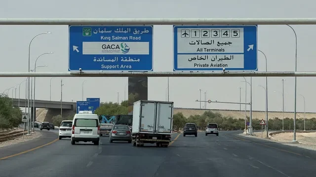 FOTO DE ARQUIVO: Vista geral da rodovia que leva ao Aeroporto Internacional Rei Khalid em Riad, Arábia Saudita, 12 de outubro de 2026. Foto tirada com telefone celular. REUTERS/ Foto de arquivo