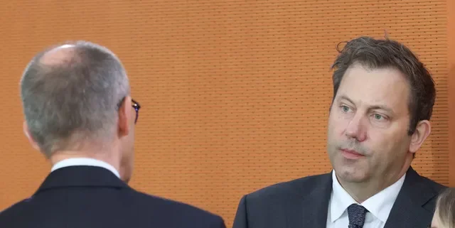 2026年10月14日,德國總理弗里德里希·默茨與財政部長拉爾斯·克林拜爾在德國柏林總理府等待內閣會議開始。REUTERS/萊昂哈德·弗格