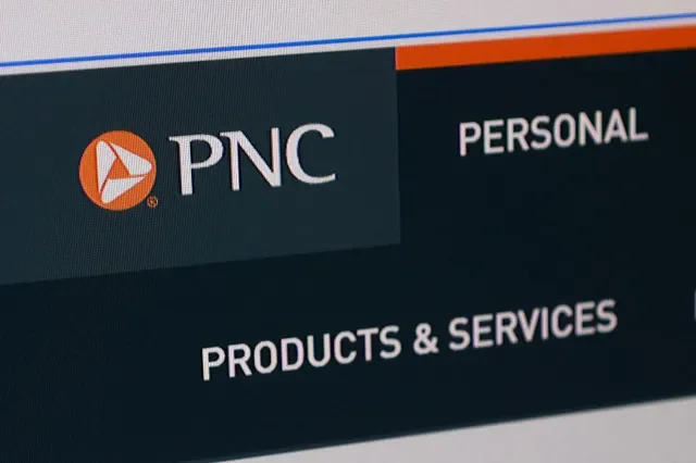 資料圖片:2025年12月1日拍攝的插圖中顯示的 PNC Financial 標誌。
