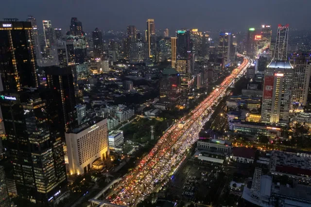 Góc nhìn từ thiết bị bay không người lái ghi lại cảnh giao thông trong giờ cao điểm buổi tối tại khu tài chính ở Jakarta, Indonesia, ngày 3 tháng 2 năm 2026. REUTERS/Willy Kurniawan/Ảnh tư liệu