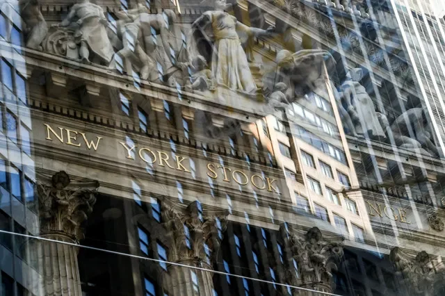 資料照片:2026年9月15日,美國紐約市曼哈頓紐約證券交易所(NYSE)外的標示。路透社/Jeenah Moon/資料照片