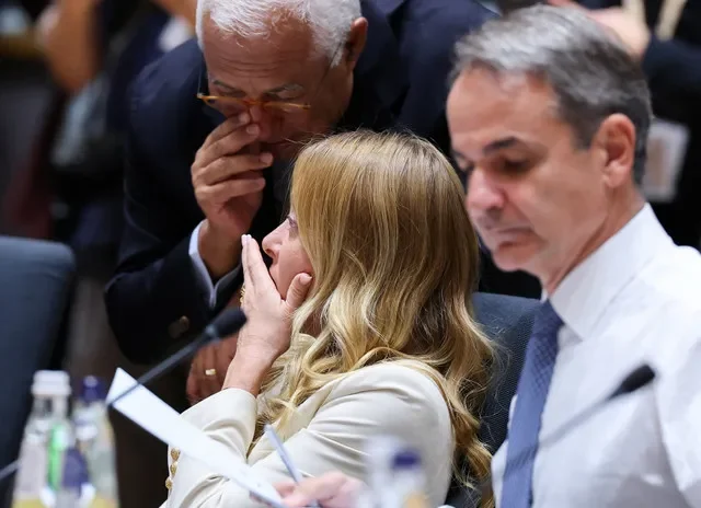 Italian Prime Minister Giorgia Meloni and European Council President Antonio Costa talk during a European Union leaders summit in Brussels, Belgium October 16, 2026. REUTERS/Stephanie Lecocq