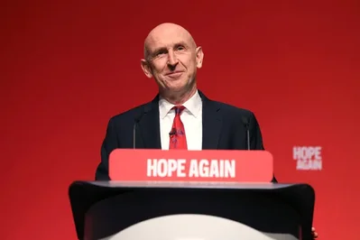 英國財相約翰·希利正準備在全球借貸成本上升及財政約束緊縮的背景下發表其首份預算案。隨著債券收益率持續承壓，市場正密切注視其財政紀律表現。