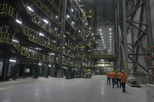 Empleados trabajan en el interior de una fábrica de acero de Nucor en Blytheville, Arkansas, EE. UU., el 28 de marzo de 2025.