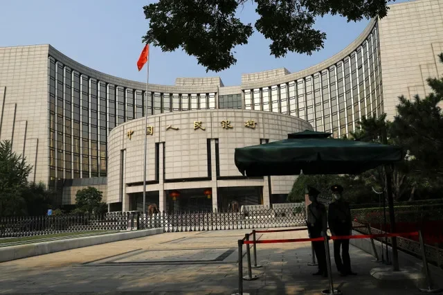 2022年9月30日,中国北京,武警在中国央行——中国人民银行(PBOC)总部前站岗。REUTERS/王廷舒